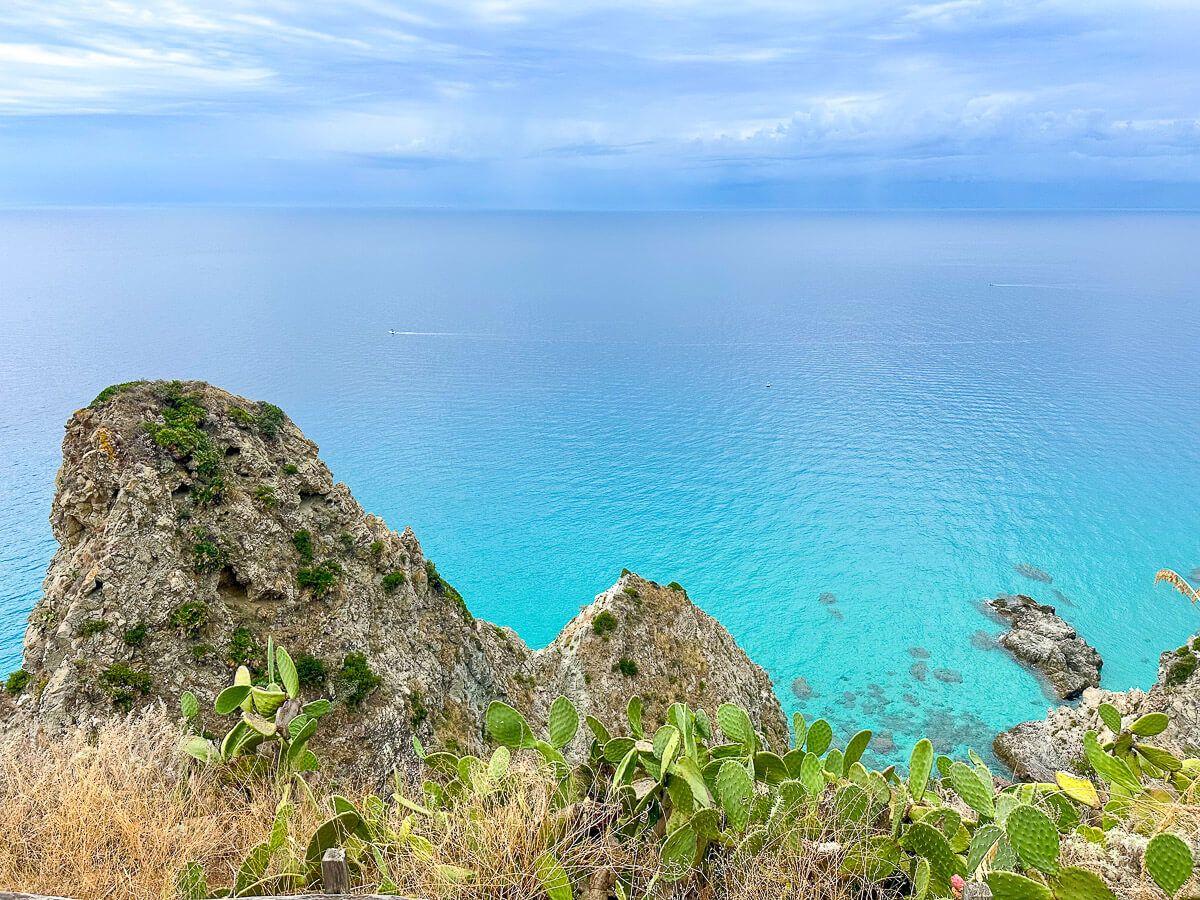 Capo Vaticano mit Blick aufs türkisfarbene Meer 