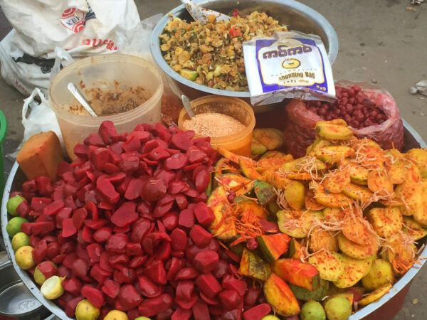 Snacks auf Markt in Myanmar