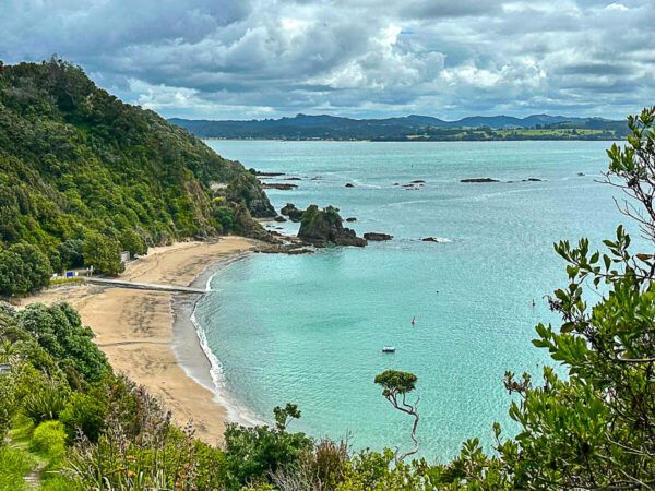 Blick vom Tapeka Point auf einen wilden Strand und Felsinseln
