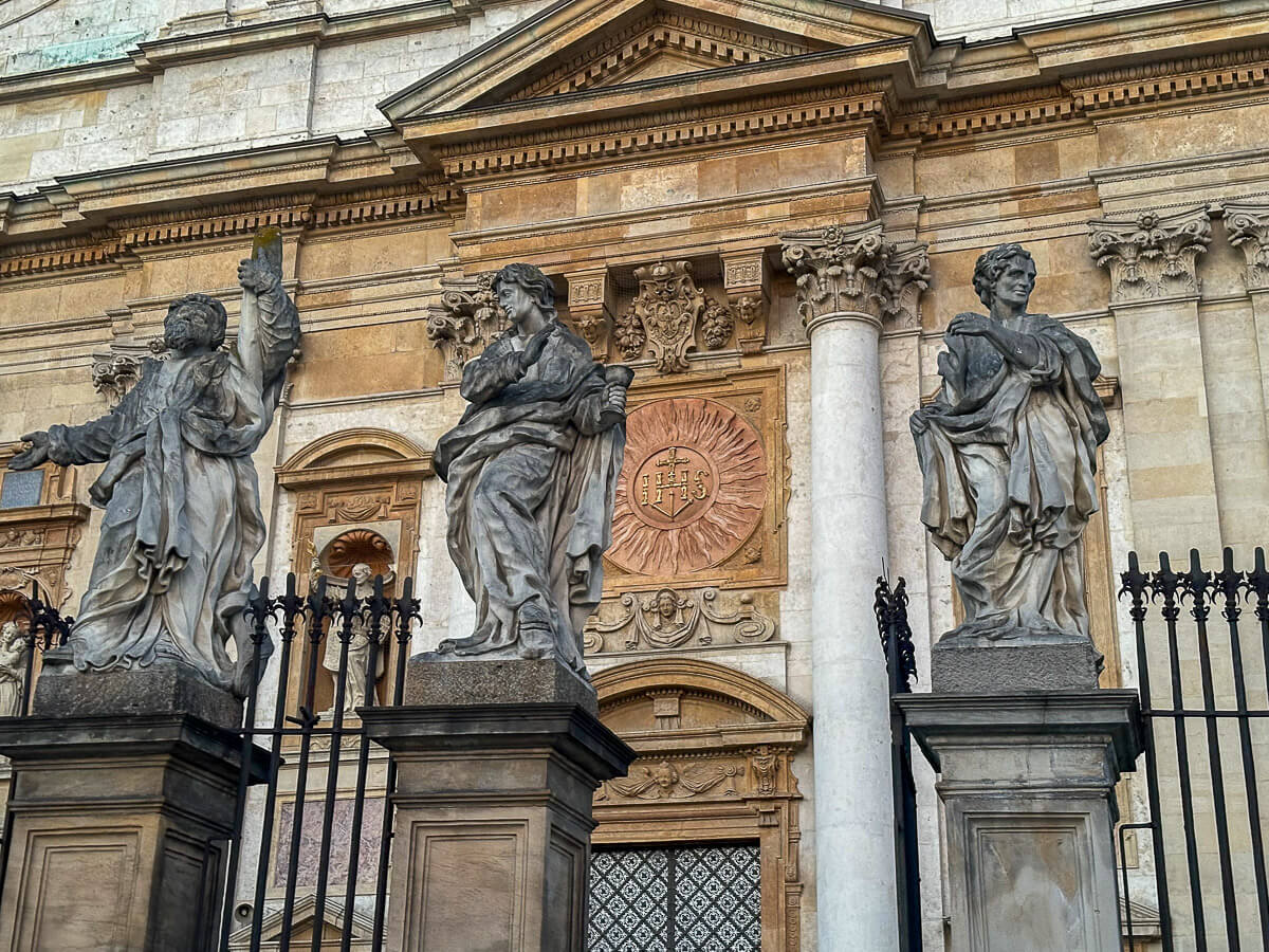 Barocke Figuren vor einer Kirche