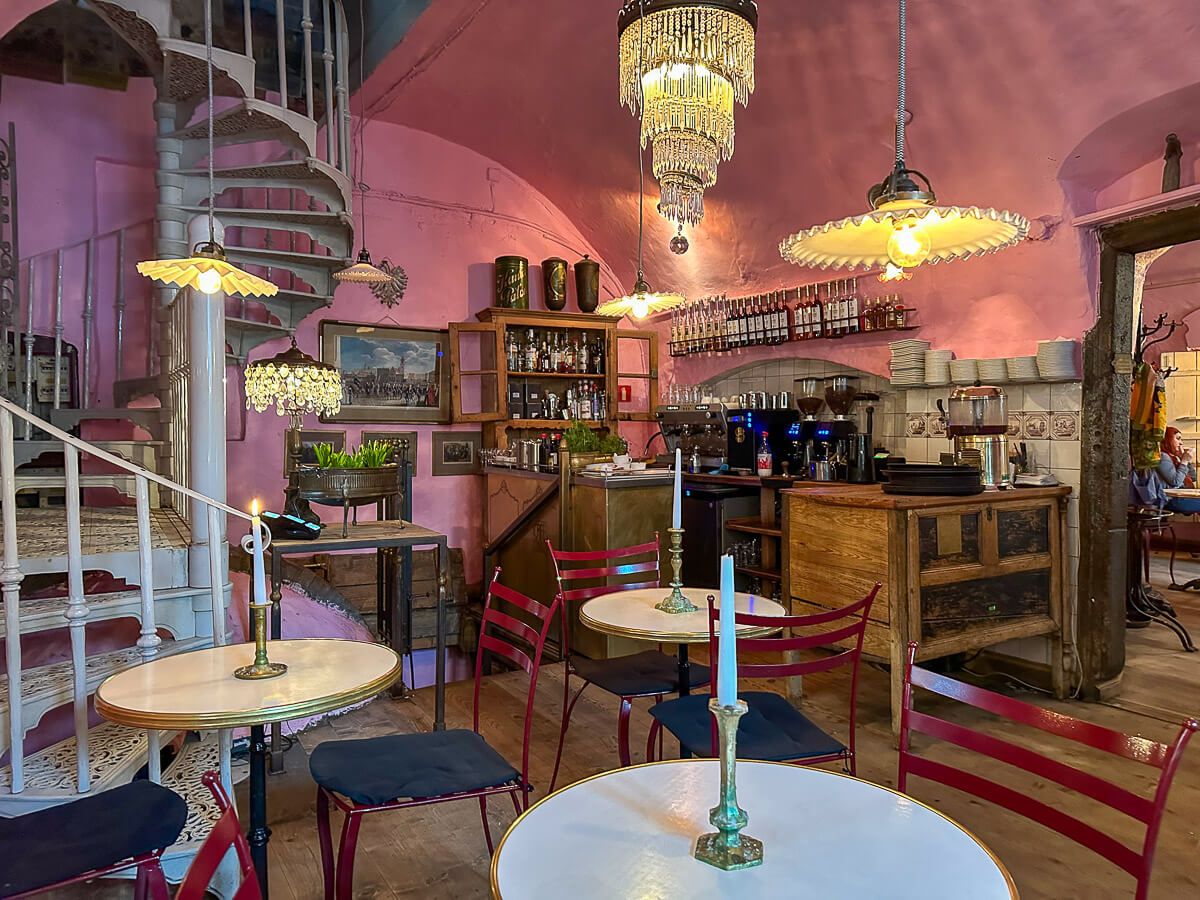 Gemütliche Inneneinrichtung eines Cafés