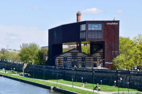 Altes Fabrikgebäude mit Überbau