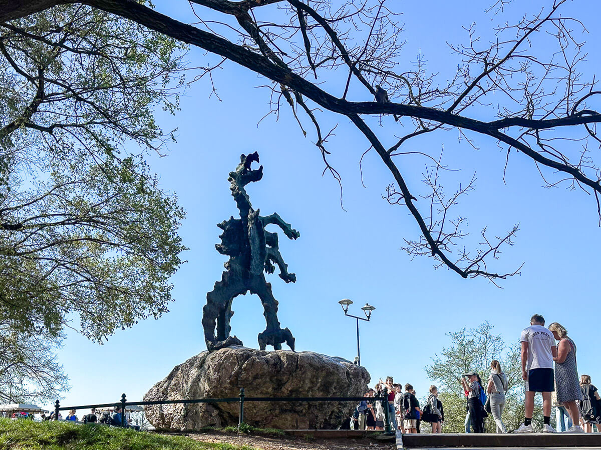 Denkmal eines Drachen mit Besuchern davor