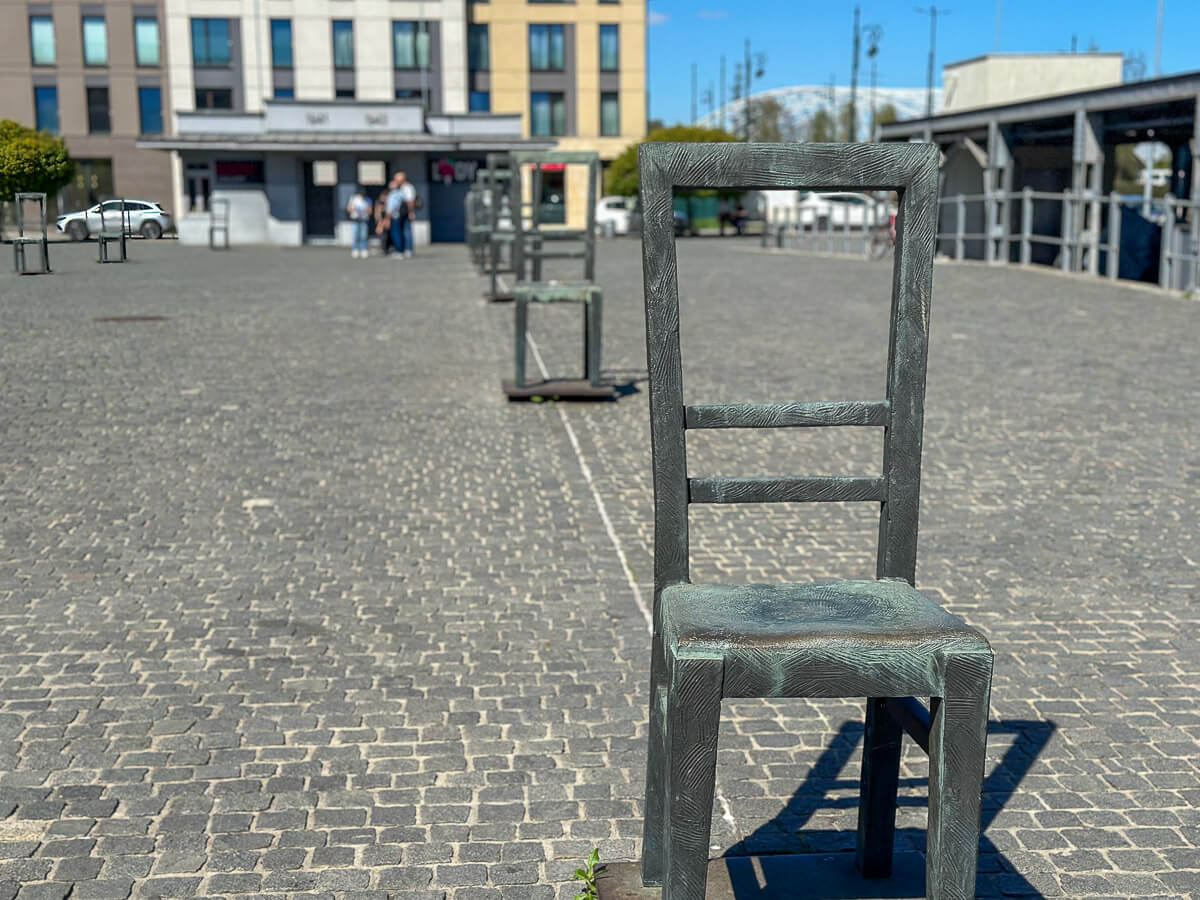 Platz mit leeren Stühlen