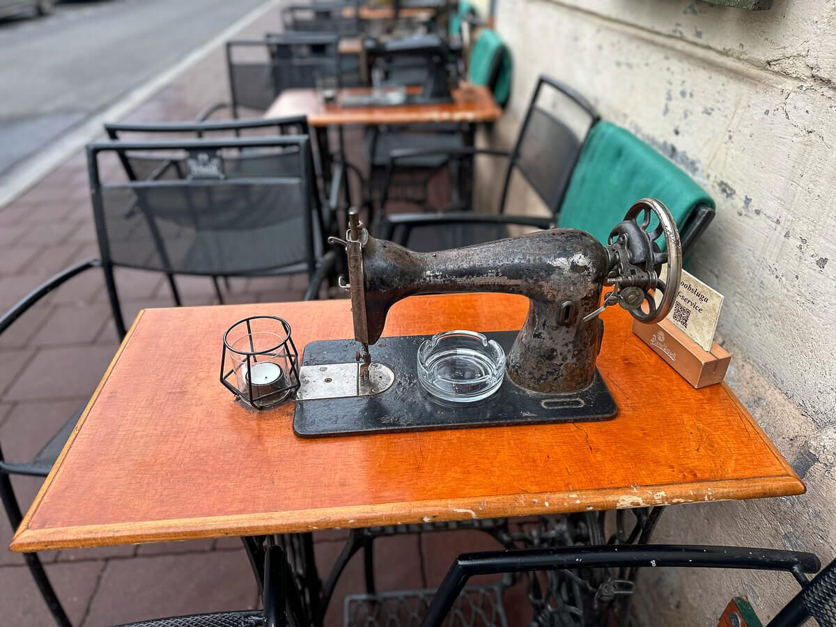 Singer-Nähmaschinen auf Tischen