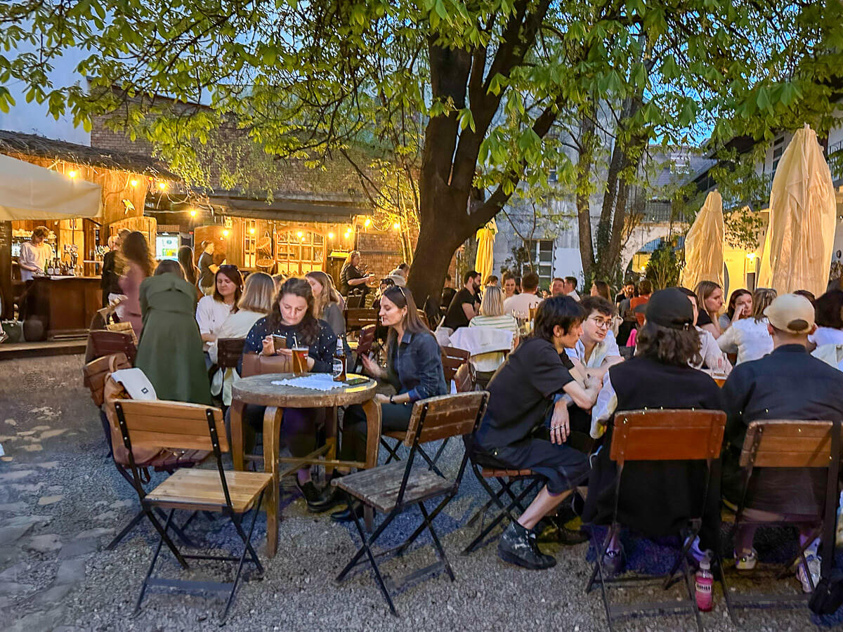 Biergarten unter Bäumen