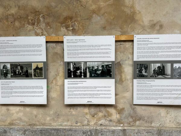 Ausstellung Ina einer Wand n einer Straße 