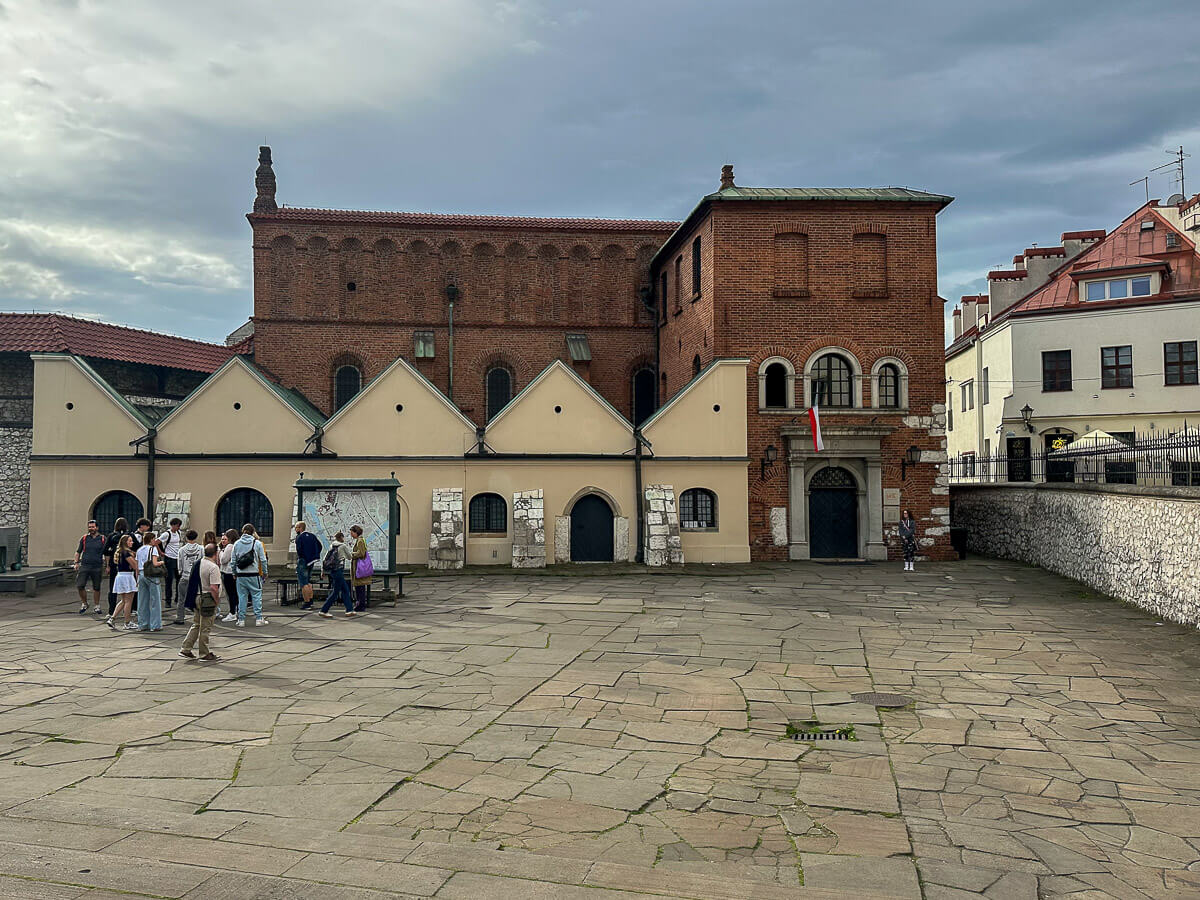 Backsteingebäude der Alten Synagoge mit Besuchergruppe davor