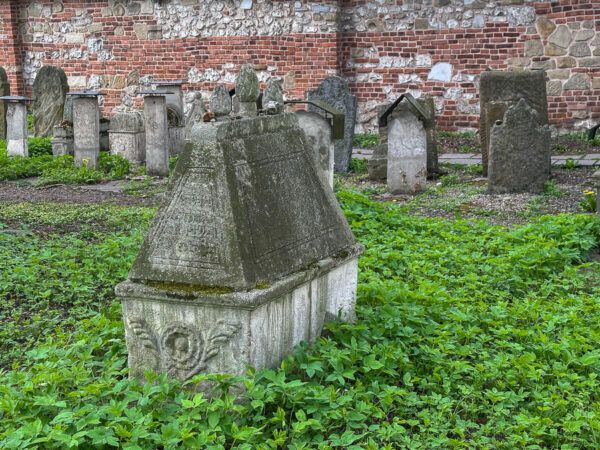 Alter jüdischer Friedhof mit verwitterten Gräbern