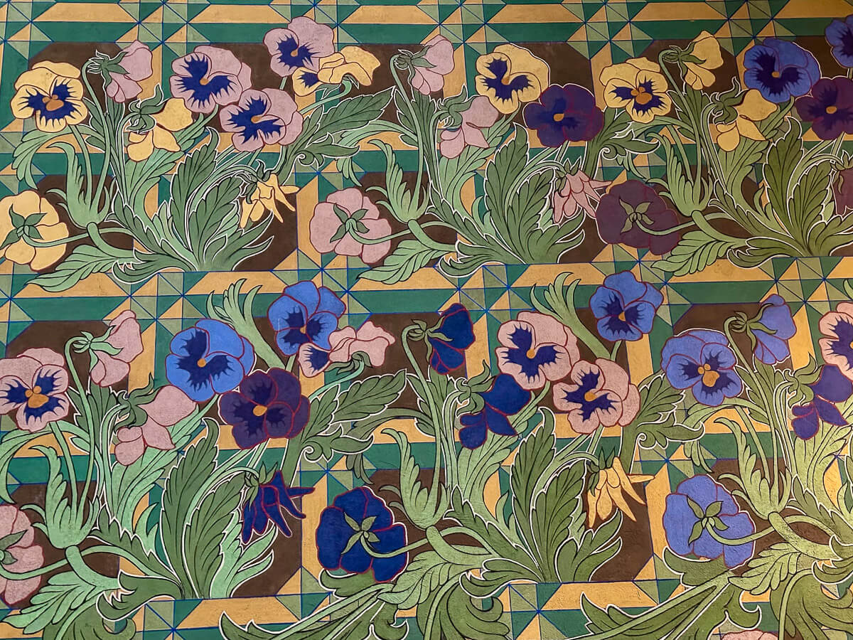 Blumenmuster aus Fliesen