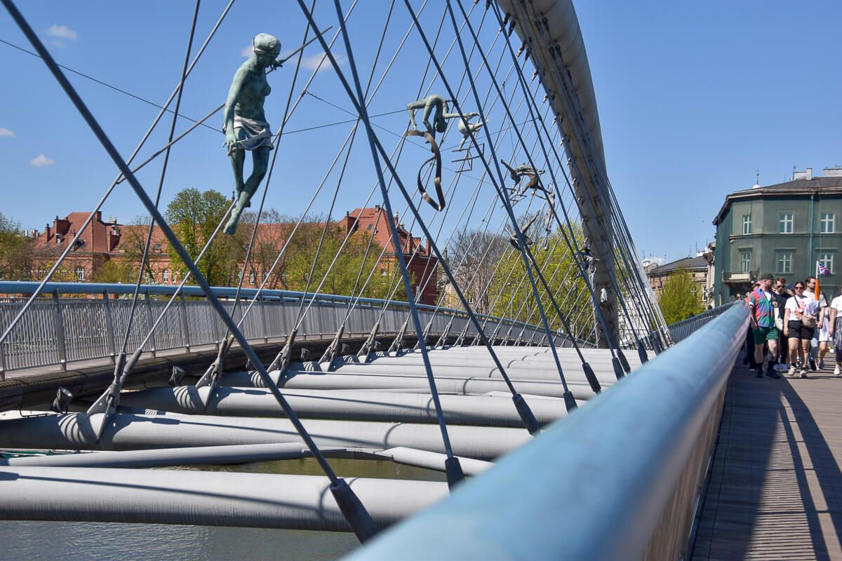 Brücke mit Skulpturen, die Akrobaten darstellen