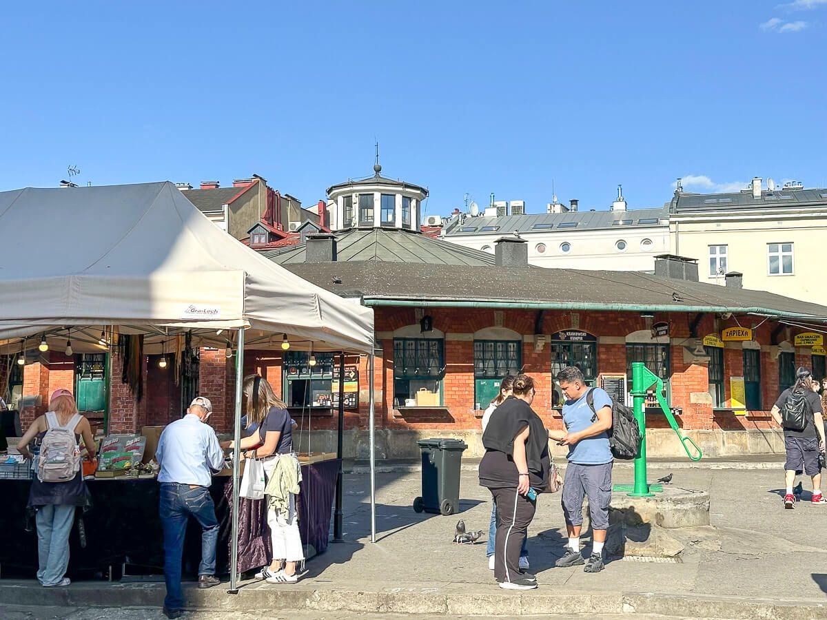 Marktplatz mit Gemüseständen