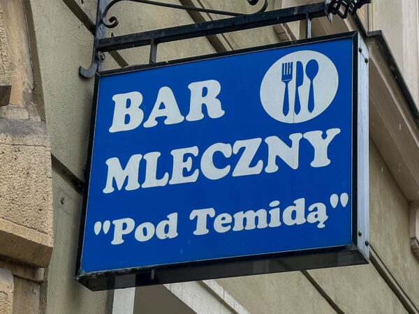 Schild mit der Aufschrift "Milchbar"