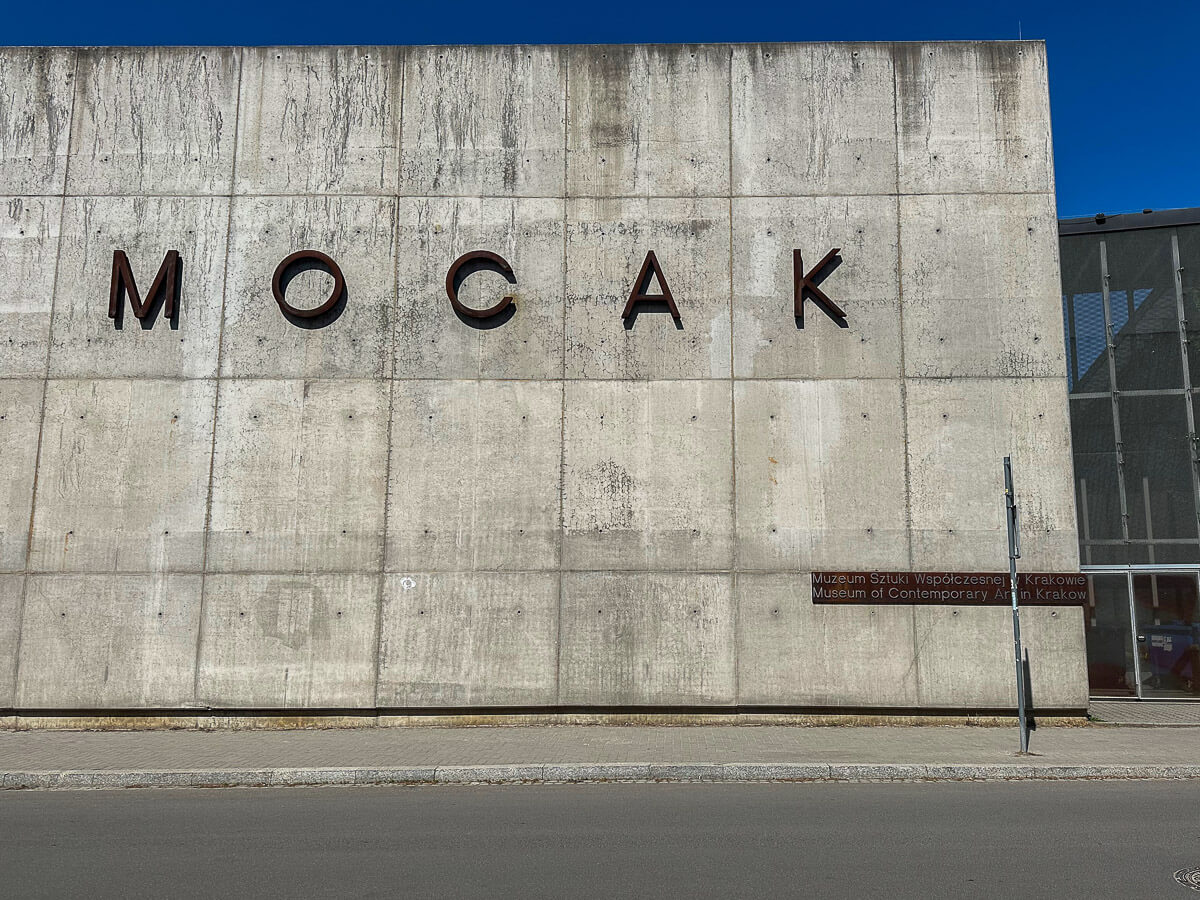 Betonwand des Museums MOCAK