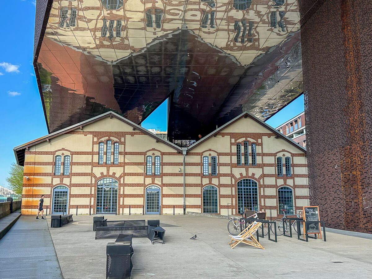 Städtetrip Krakau: Cricoteka – ein gestreiftes ehemaliges Fabrikgebäude, das sich unter einem größeren Gebäude versteckt