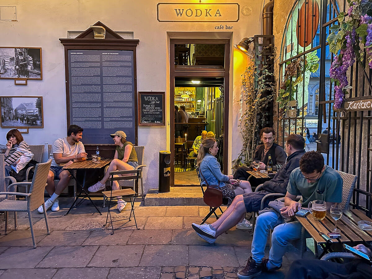 Kneipe mit Menschen davor