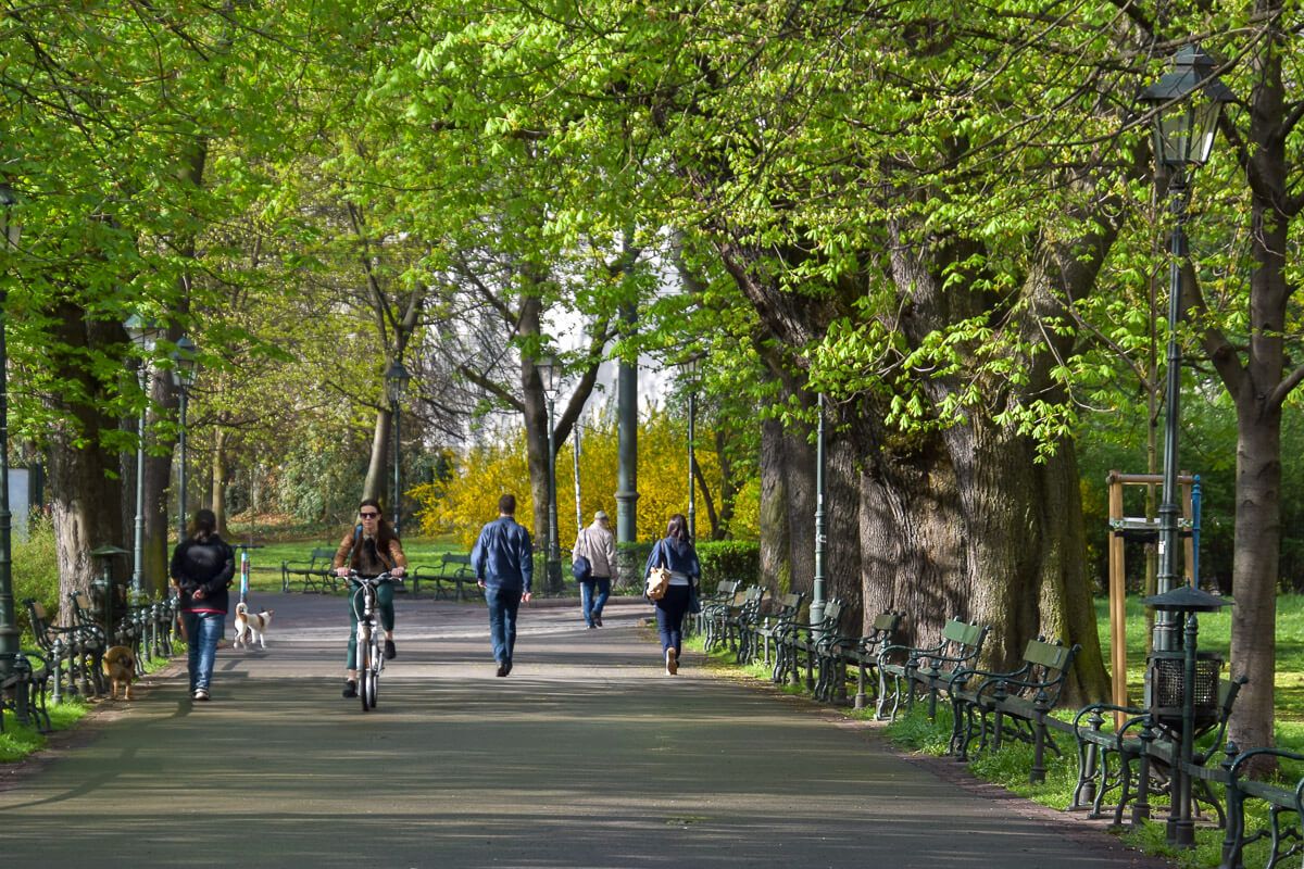 Grünfläche rund um Krakau mit Passanten und Radlern