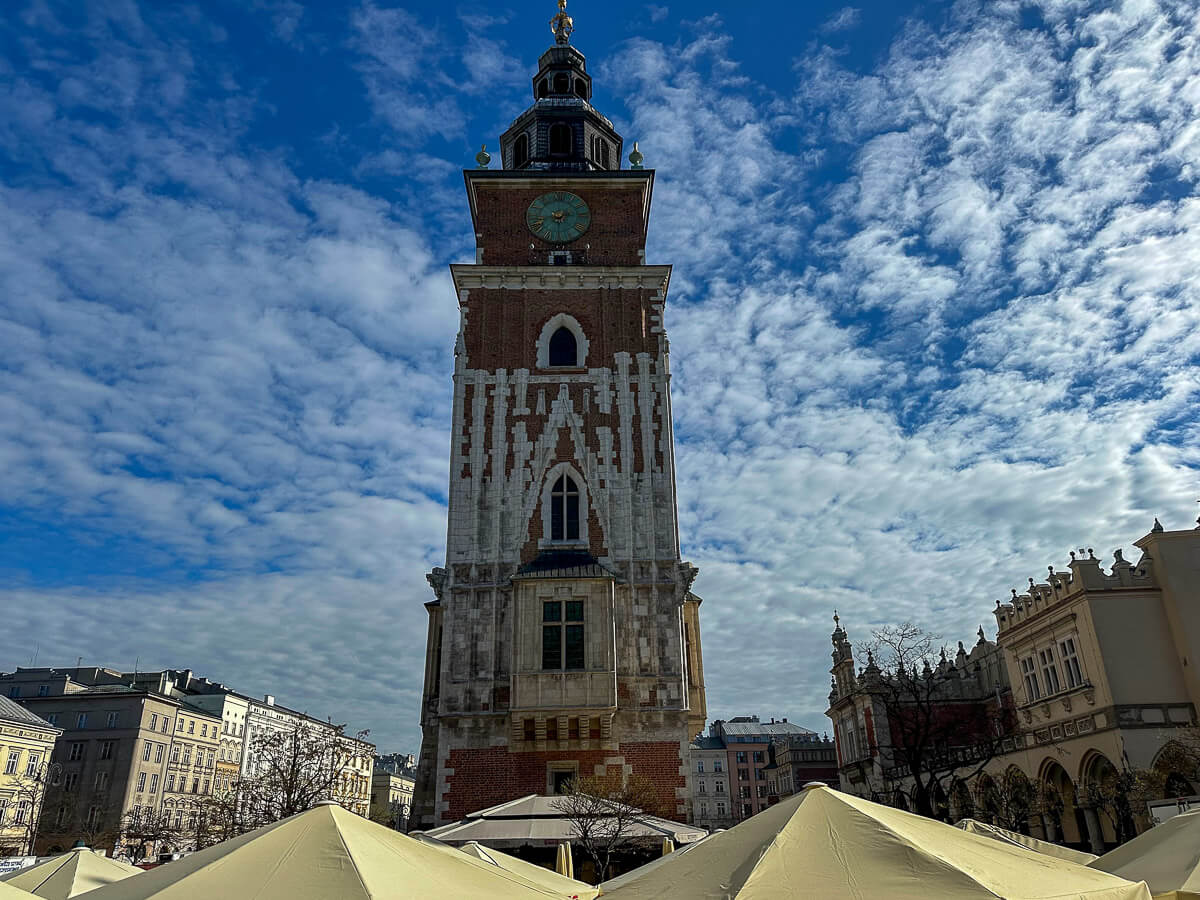 Rathausturm vor wolkigem Himmel