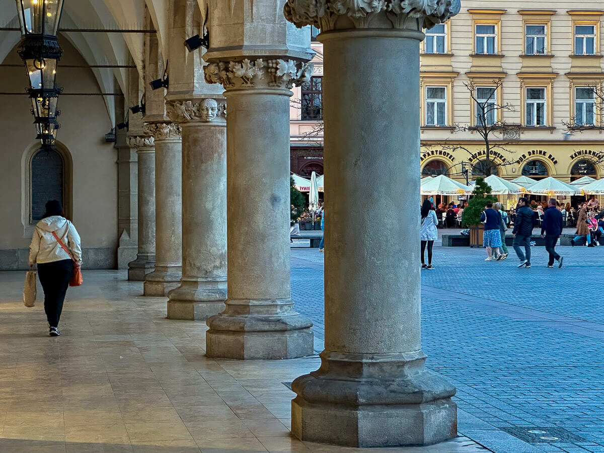Arkaden der Tuchhallen, seitlich Stadtszenen