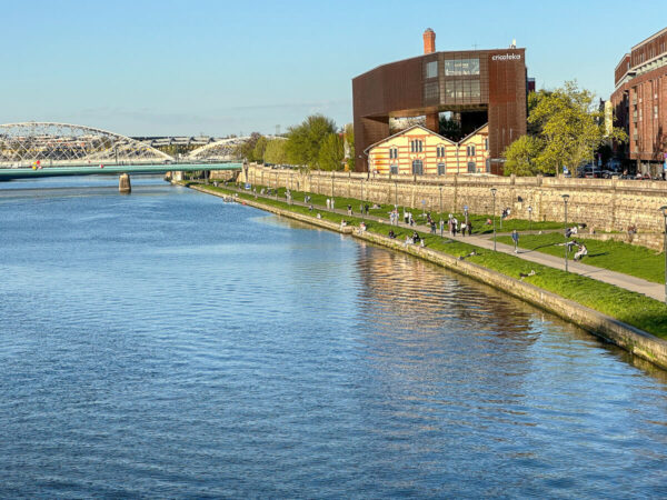 Weichsel mit einem interessanten Gebäude am Ufer