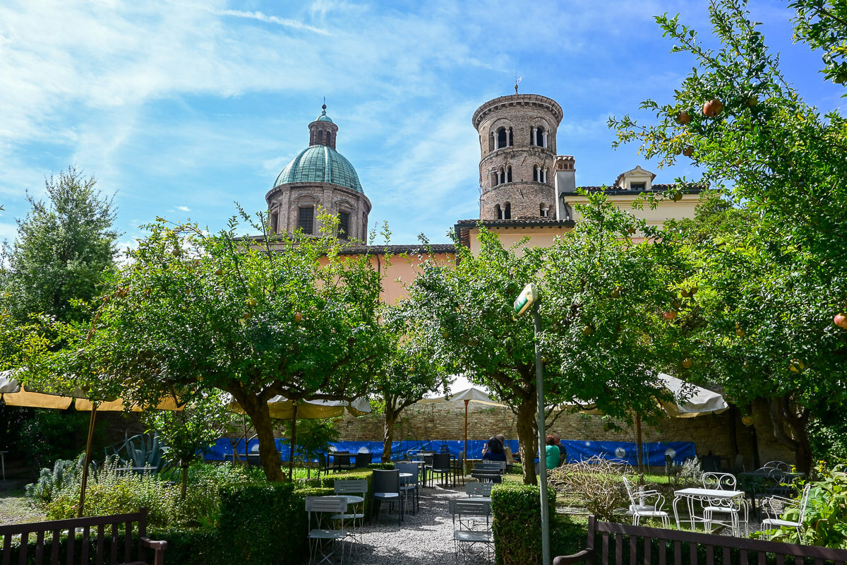Zwei Stadtperlen der Emilia-Romagna: Sehenswürdigkeiten in Bologna und Ravenna auf der Durchreise 48 Gartencafé vor einer Kirche