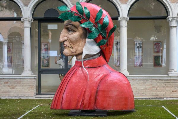 Zwei Stadtperlen der Emilia-Romagna: Sehenswürdigkeiten in Bologna und Ravenna auf der Durchreise 46 moderne Skulptur des Dichters Dante