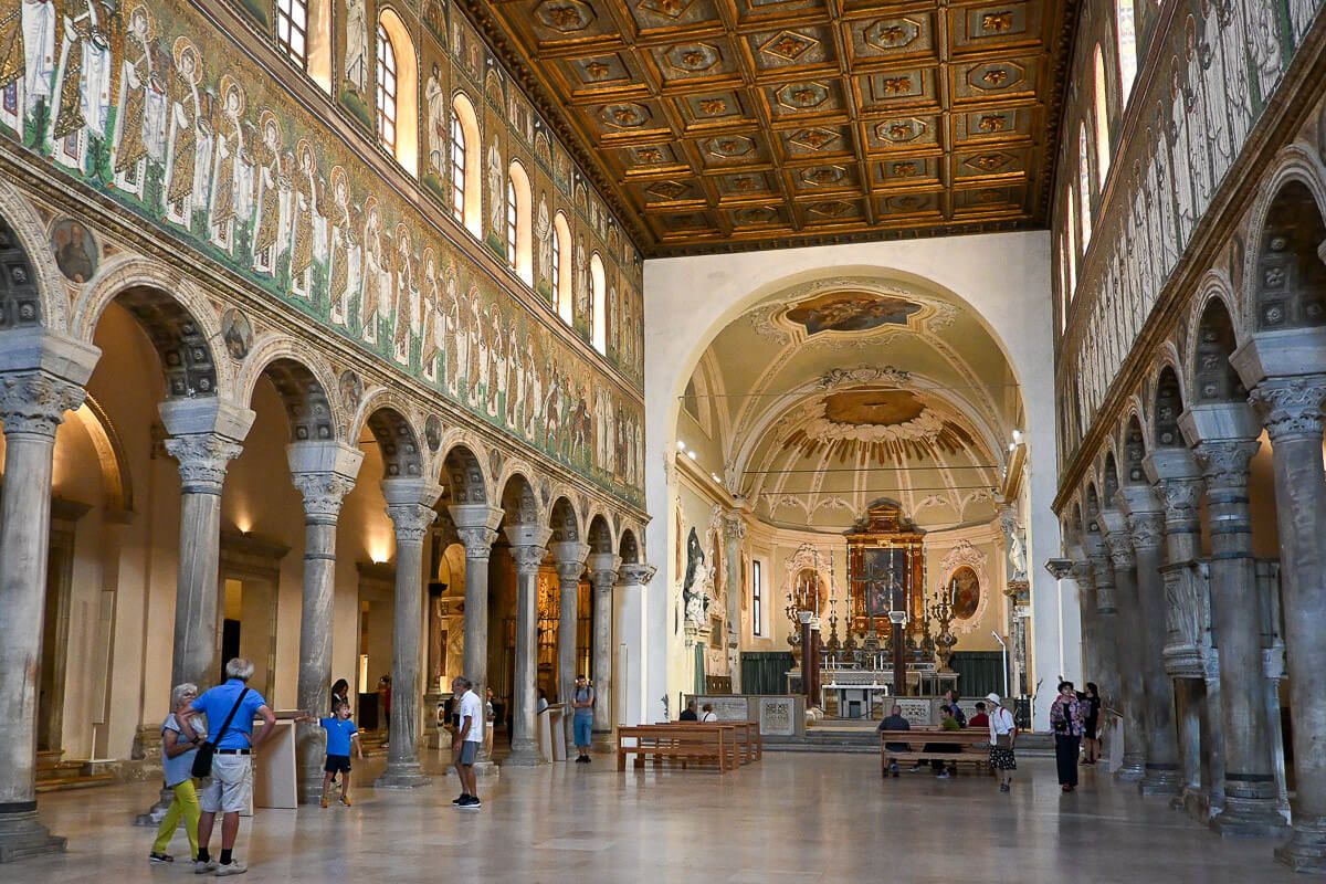 Zwei Stadtperlen der Emilia-Romagna: Sehenswürdigkeiten in Bologna und Ravenna auf der Durchreise 41 ein langerstreckter Kirchenraum mit romanischen Säulen