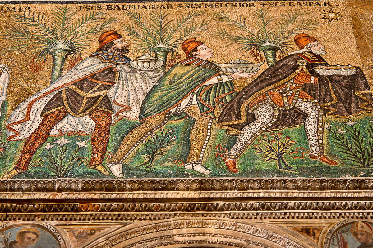 Zwei Stadtperlen der Emilia-Romagna: Sehenswürdigkeiten in Bologna und Ravenna auf der Durchreise 42 Mosaik, das die Heiligen drei Könige darstellt