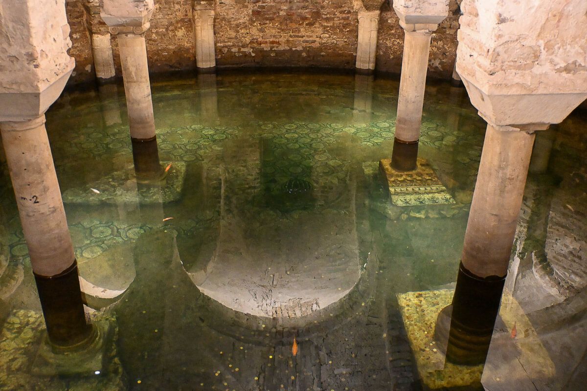 Zwei Stadtperlen der Emilia-Romagna: Sehenswürdigkeiten in Bologna und Ravenna auf der Durchreise 45 Krypta einer Kirche mit Mosaikboden, die unter Wasser steht