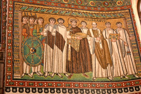 Zwei Stadtperlen der Emilia-Romagna: Sehenswürdigkeiten in Bologna und Ravenna auf der Durchreise 33 Mosaik, das Kaiser Justinian mit Gefolge darstellt