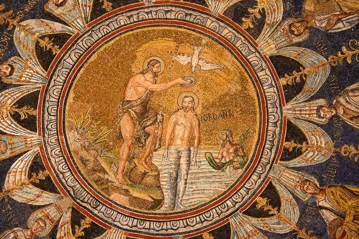 Zwei Stadtperlen der Emilia-Romagna: Sehenswürdigkeiten in Bologna und Ravenna auf der Durchreise 37 Mosaik, das im Zentrum die Taufe Jesu darstellt