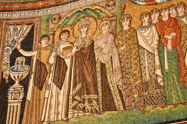 Zwei Stadtperlen der Emilia-Romagna: Sehenswürdigkeiten in Bologna und Ravenna auf der Durchreise 34 Mosaik, das Kaiserin Theodora mit Gefolge darstellt