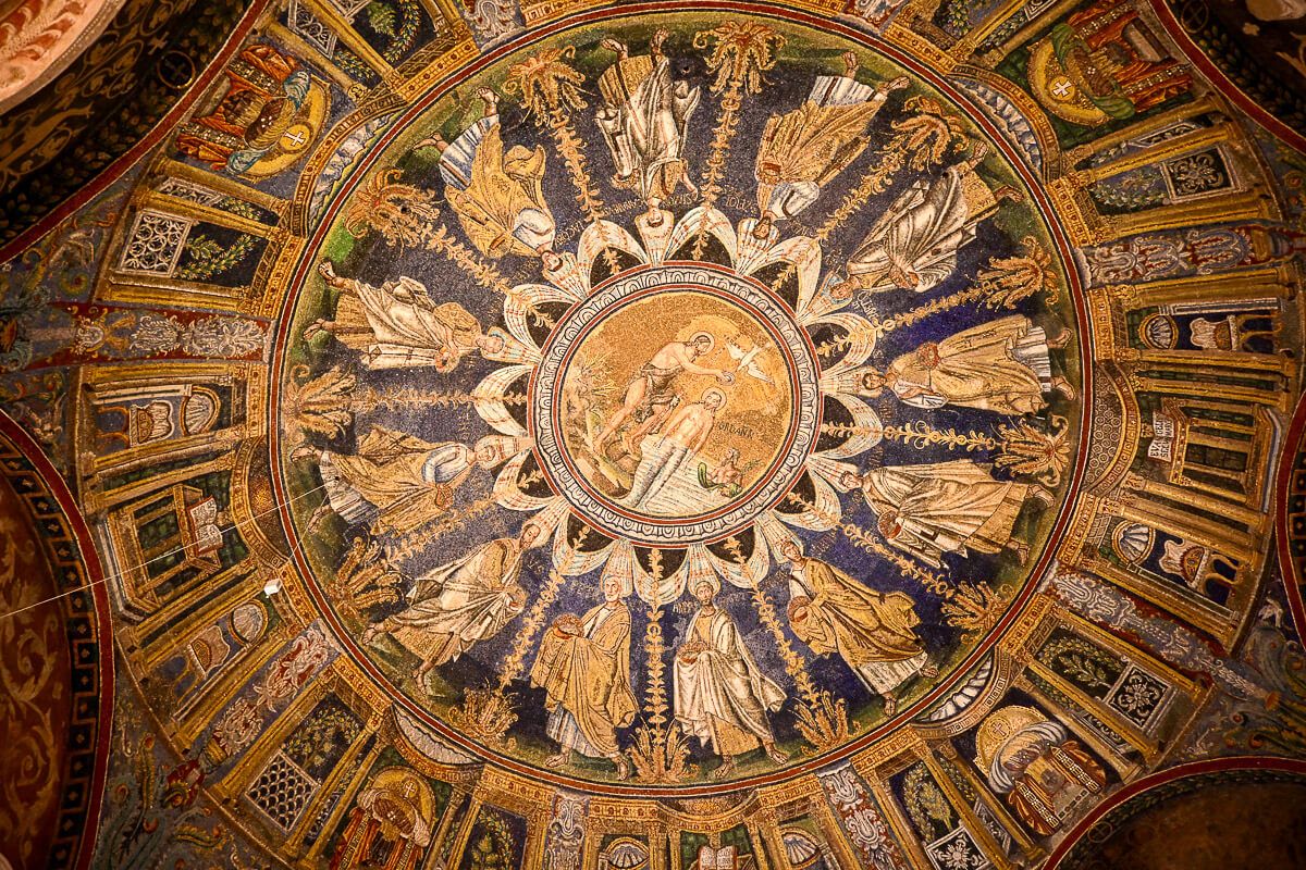 Zwei Stadtperlen der Emilia-Romagna: Sehenswürdigkeiten in Bologna und Ravenna auf der Durchreise 36 Kuppel einer Kirche mit einem Mosaik, das im Zentrum die Taufe Jesu darstellt