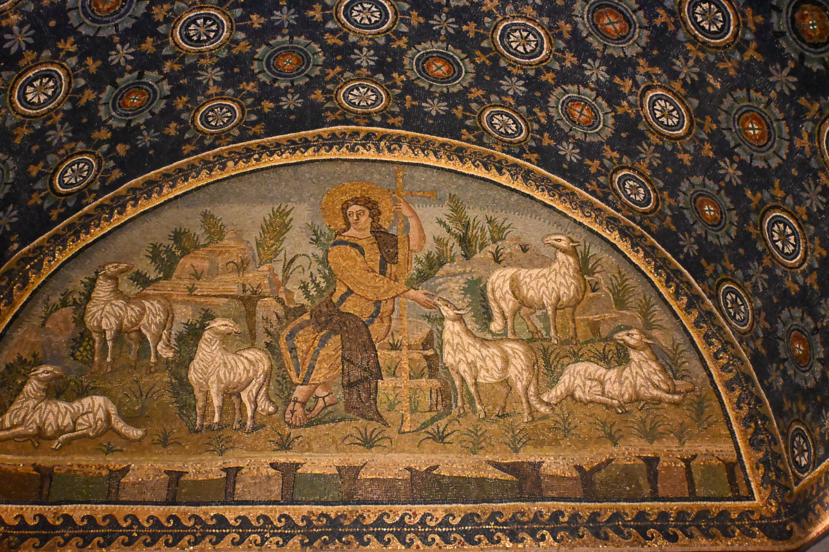 Zwei Stadtperlen der Emilia-Romagna: Sehenswürdigkeiten in Bologna und Ravenna auf der Durchreise 38 Mosaik, das Jesus als Hirte darstellt