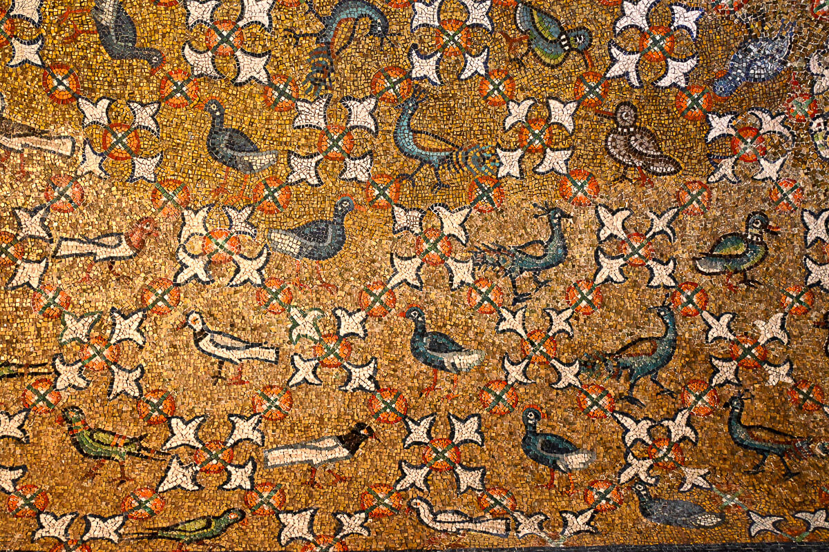 Zwei Stadtperlen der Emilia-Romagna: Sehenswürdigkeiten in Bologna und Ravenna auf der Durchreise 44 dekoratives Mosaik mit Vögeln