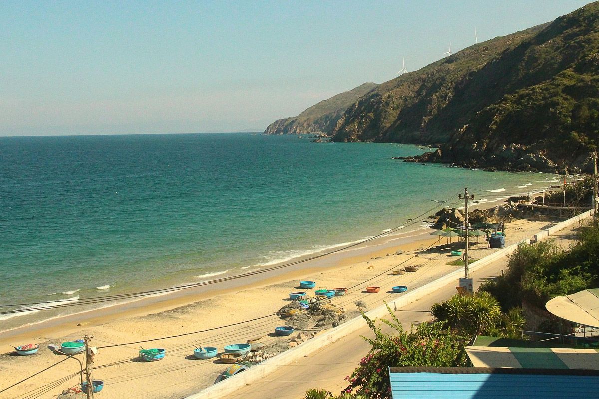 Strand mit runden Ruderbooten in Vietnam
