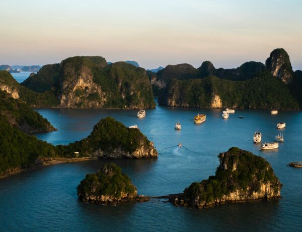 Nach Vietnam reisen – die Höhepunkte des Landes auf einer Rundreise entdecken 3 Felsinseln und Boote in einer Bucht
