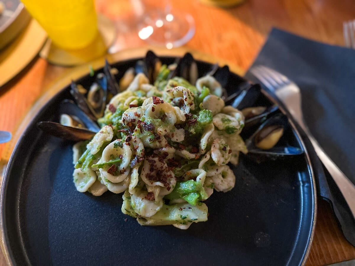 Orecchiette, die an kleine Öhrchen erinnern, mit Cime di Rapa