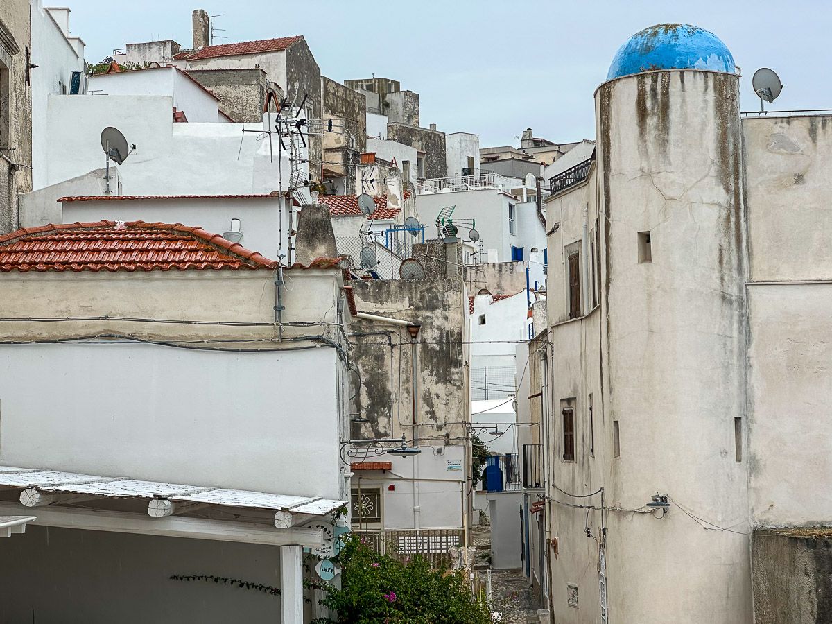 Gassen eines weißen Dorfes