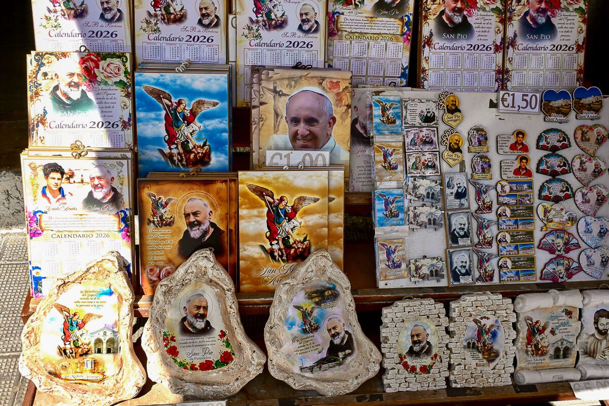 Zwischen Gargano und Salento: Roadtrip Apulien 140 Pilgersouvenirs mit Darstellungen des Papstes und mehrerer Heiliger