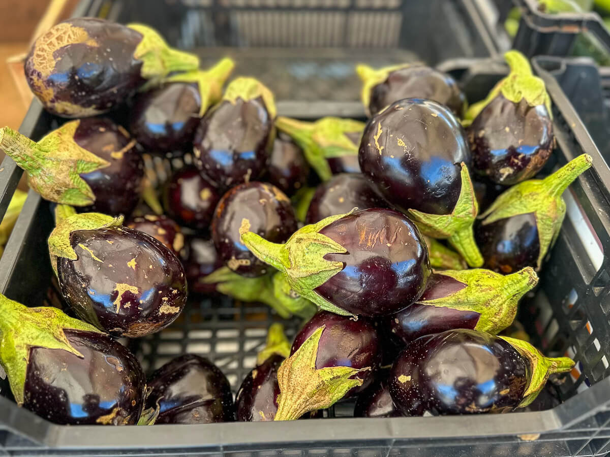 Auberginen auf einem Bauernmarkt