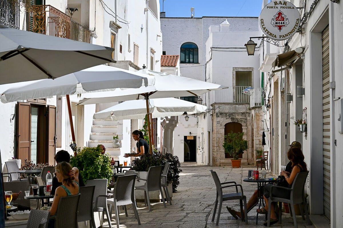 Weißes Dorf mit einer kleinen Bar