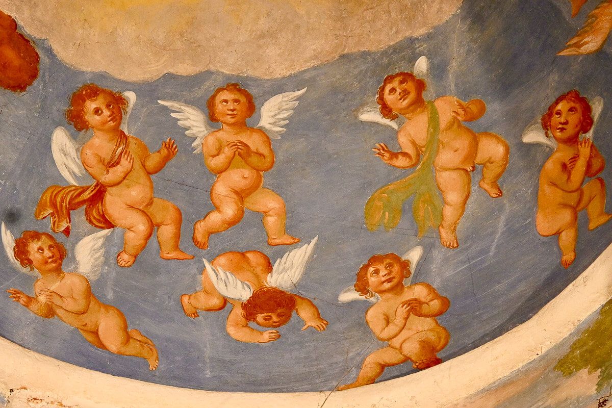 Fresko mit Engelchen in einer Kirchenkuppel