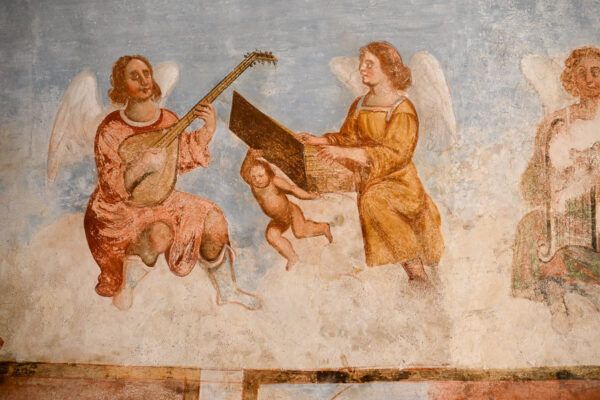 Kirchenfresken, die Musiker zeigen