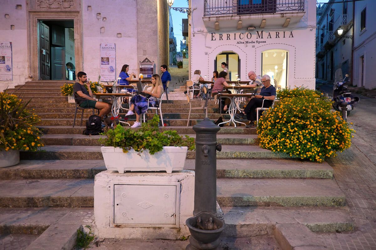 Lokal mit mehreren Tischen auf Stufen in der Altstadt von Ostuni