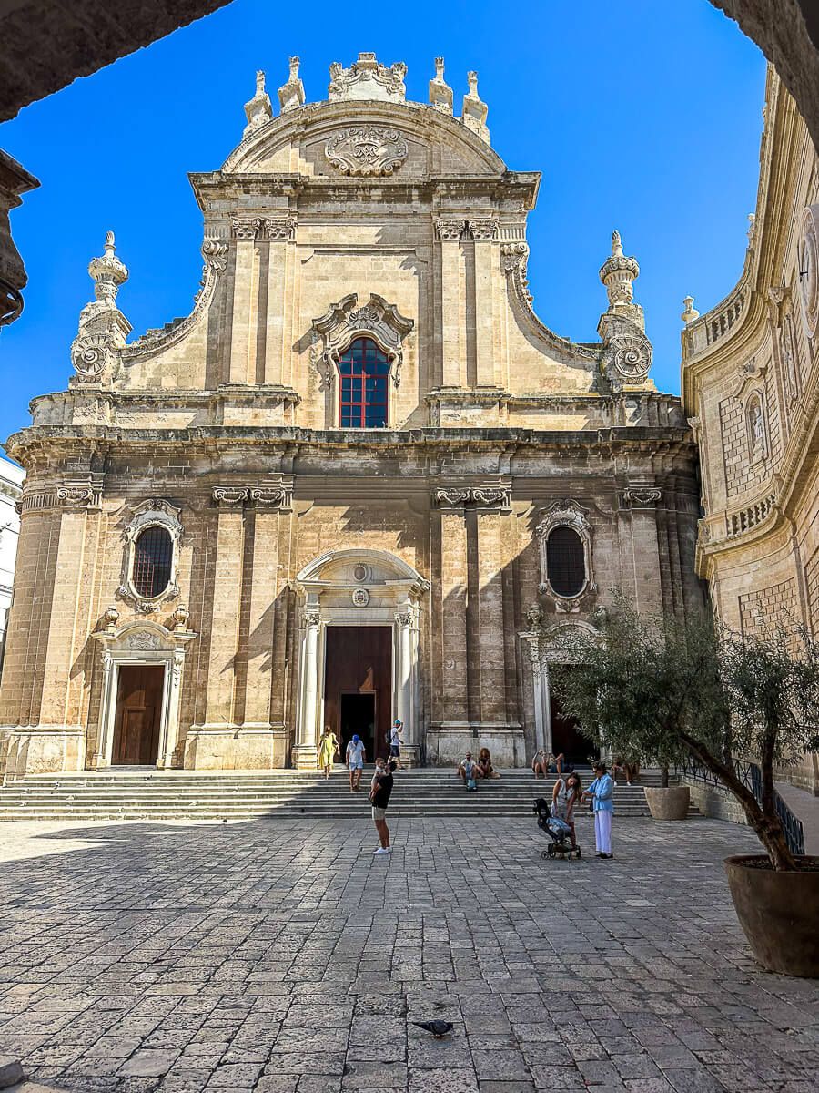 Sandsteinfarbene barocke Kathedrale