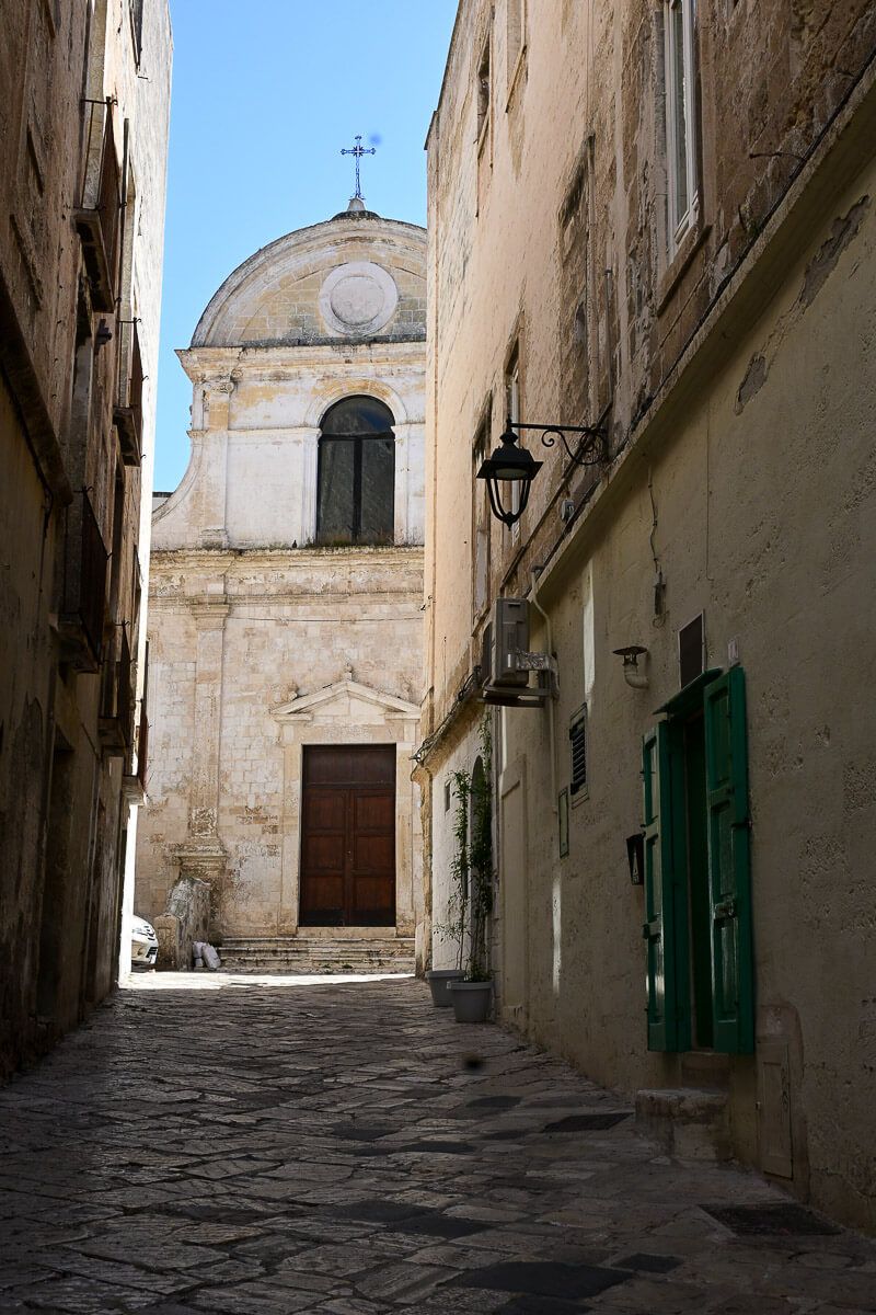 Gasse in Monopoli, die auf eine Kirche zuführt