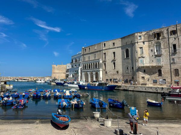 Alter Hafen von Monopoli mit blauen Fischerbooten