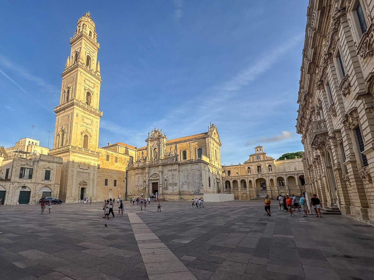 Die barocke Piazza del Duomo mit Kathedrale, Turm und Bischofspalast