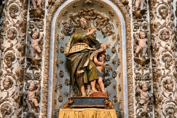 Heiliger in barockem Überschwang in einer Kirche, umgeben von Putten